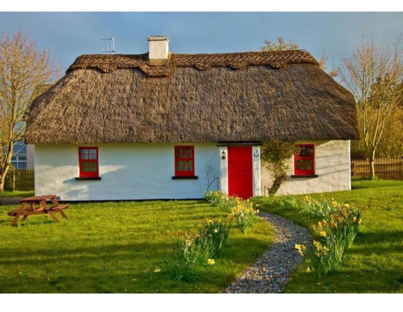 Thatcted Cottages Lough Derg Dromineer Exterior photo